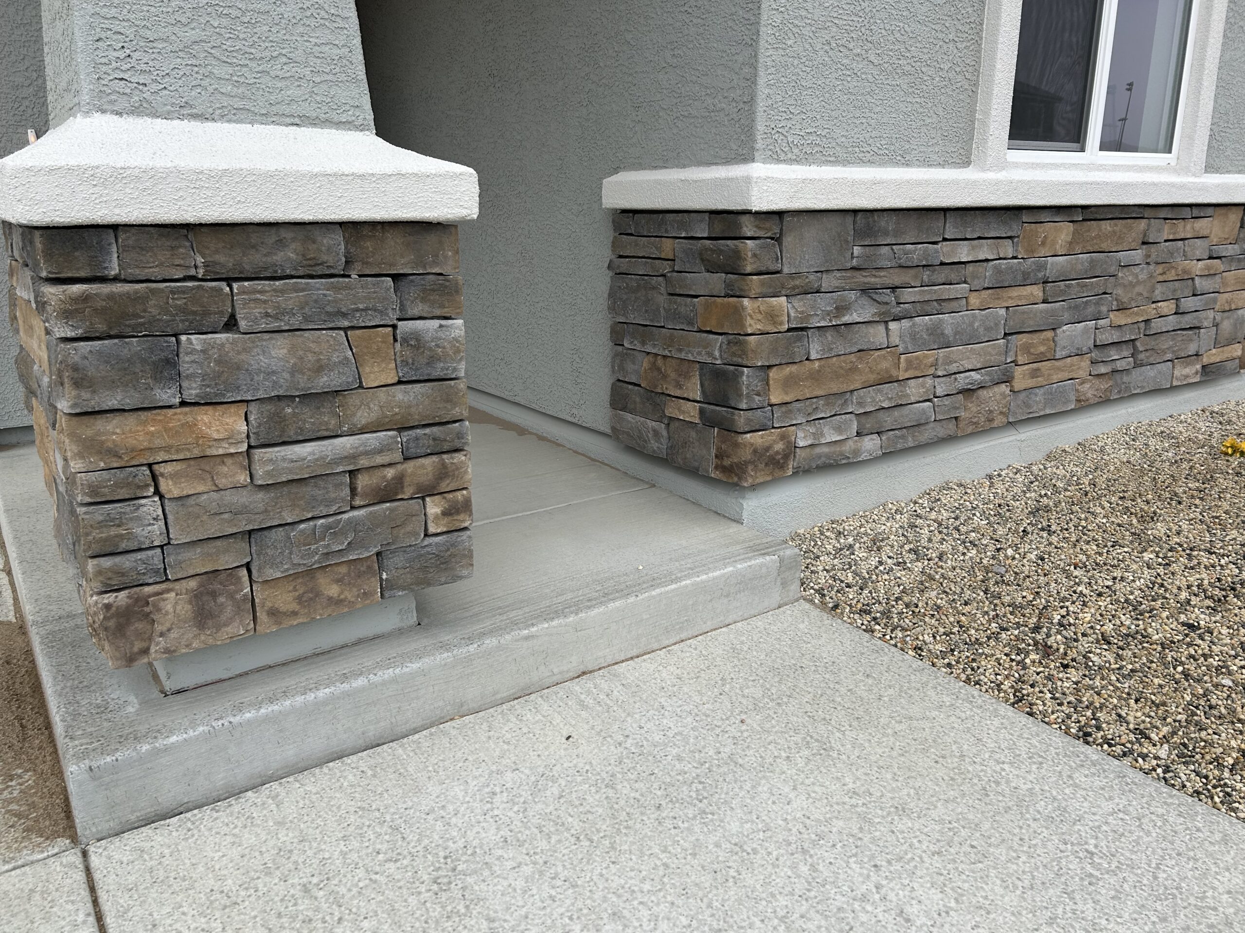 stone veneer pillars